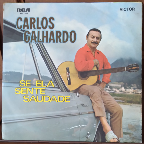 Capa de LP onde se vê Carlos Galhardo com uma blusa vermelha, sentado sobre o capô de um carro, segurando um violão no colo