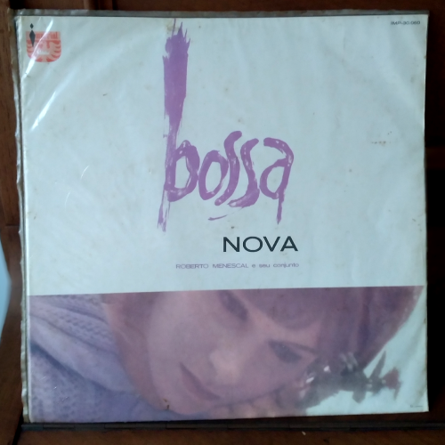 Capa de LP onde lê-se as palavras bossa nova. Logo abaixo, uma imagem de uma mulher que olha para baixo