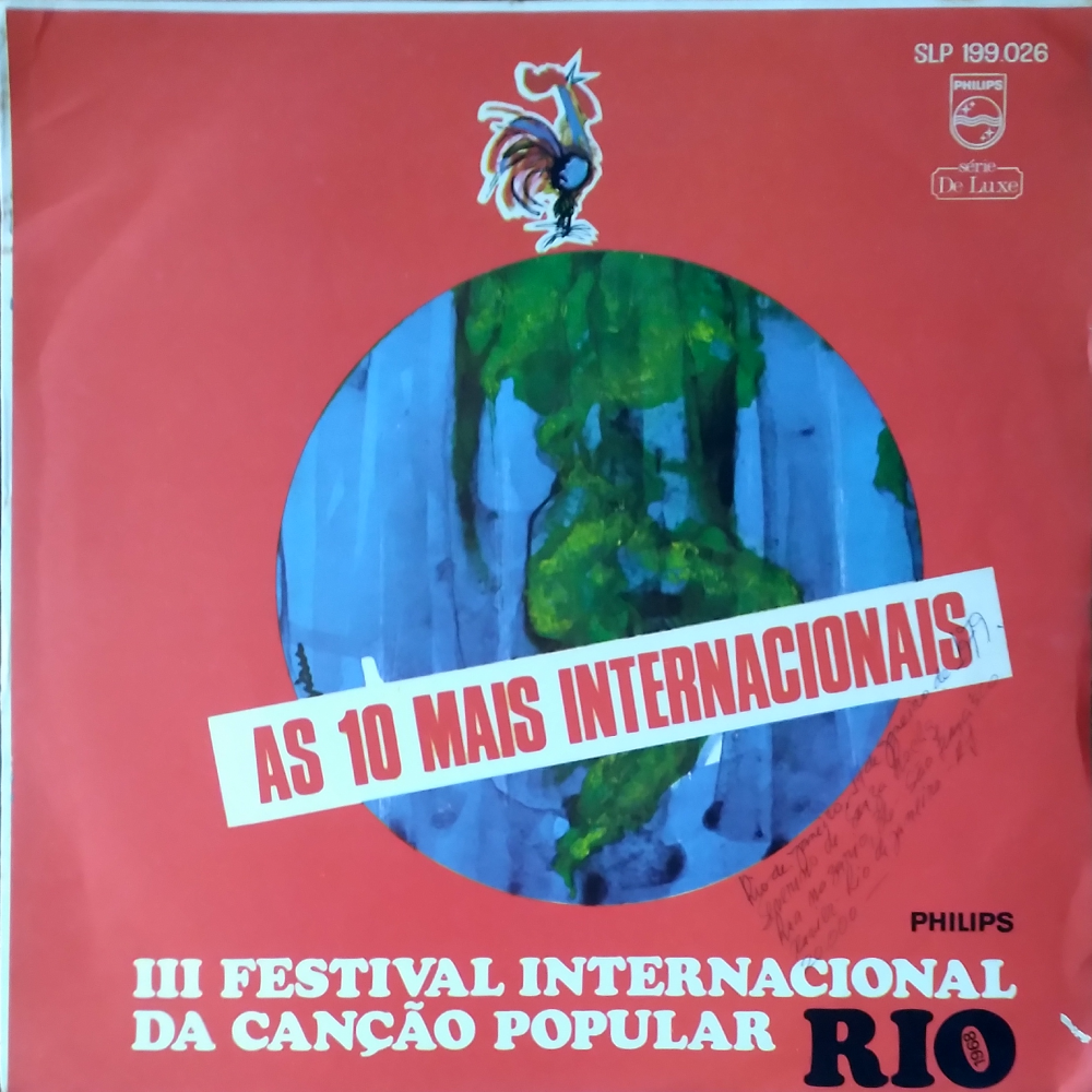 Capa do LP as 10 Mais Internacionais - III Festival Internacional da Canção Popular. A capa tem uma ilustração de um galo sobre um globo terrestre e seu fundo é rosa.