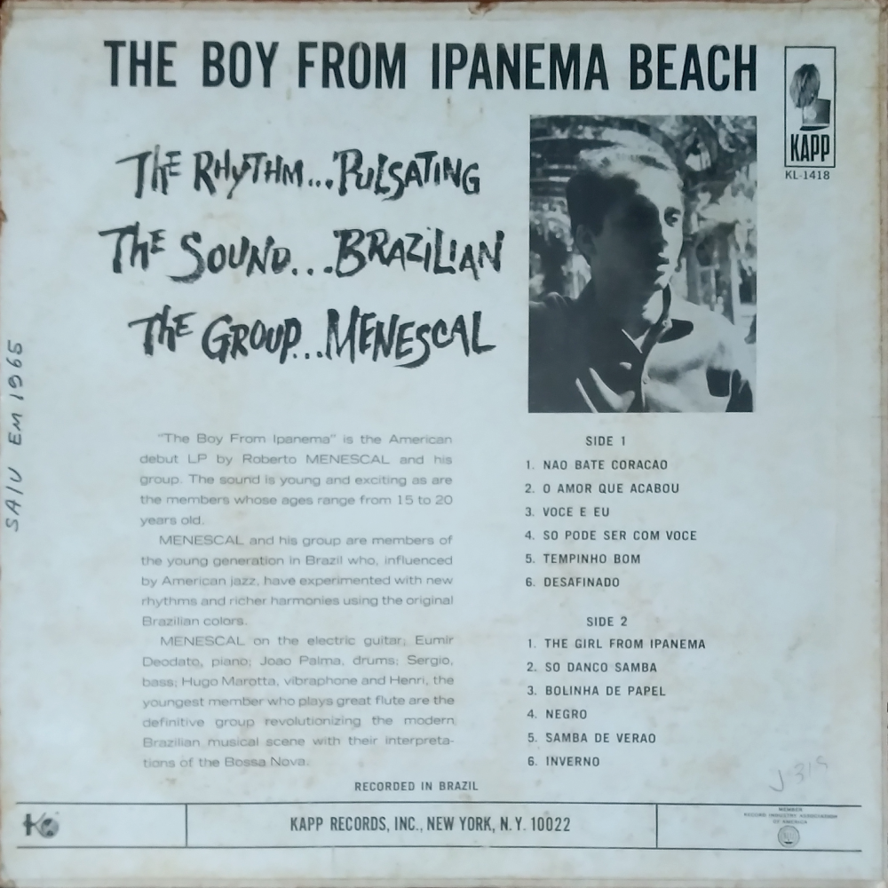 Contra Capa do LP The Boy from Ipanema Beach - Roberto Menescal. Além do título, lê-se o nome das músicas e um texto sobre o LP. No canto superior direito temos uma foto de Roberto Menescal em preto e branco