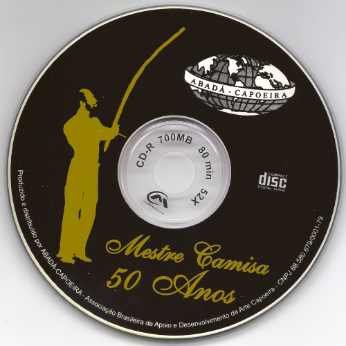 Bolacha do CD Capoeira 50 anos. A bolacha é preta com desenho de um homem tocando berimbau em dourado. 