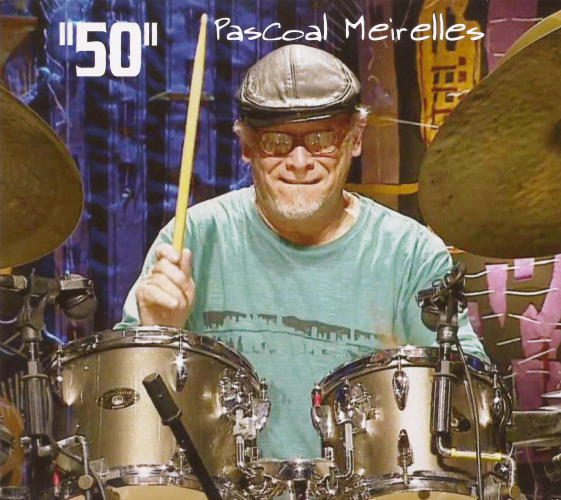 Capa do CD Pascoal Meirelles - 50. A capa é composta por uma foto de Pasocal tocando bateria. No topo temos o título do CD escrito me branco sobre a foto